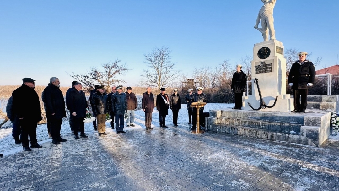 С поднасяне на венци и цветя Русе отдаде почит на 145-годишната история на ВВМУ „Н. Й. Вапцаров“