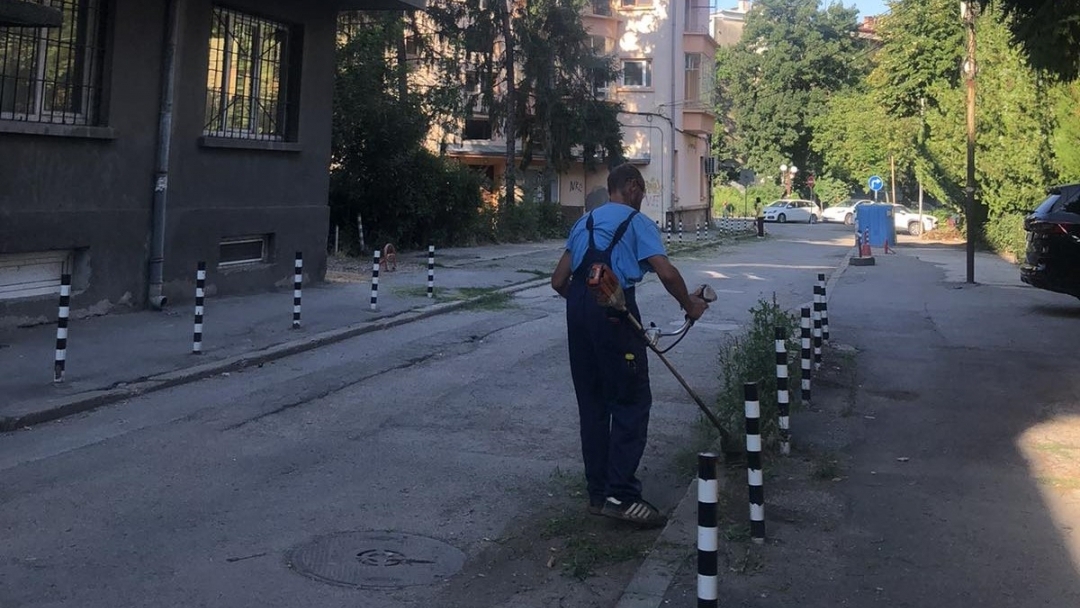 Косенето на тревните площи продължава и през тази седмица