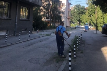 Косенето на тревните площи продължава и през тази седмица