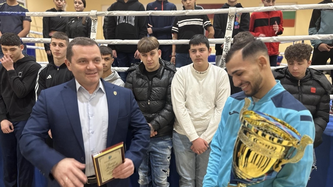 Кметът Милков посрещна 8-кратния европейски шампион по бокс Радослав Росенов