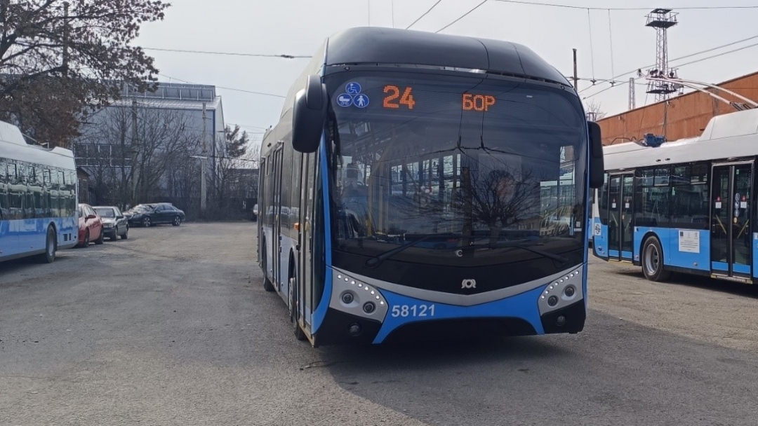 Катастрофа затруднява движението на 3 линии от кв. „Дружба“