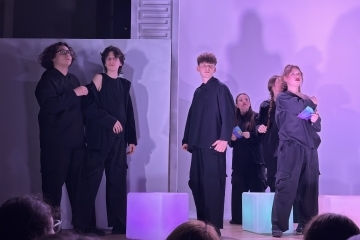 Спектакълът „Осмият цвят“ постави темите за насилието и за силата на доброто