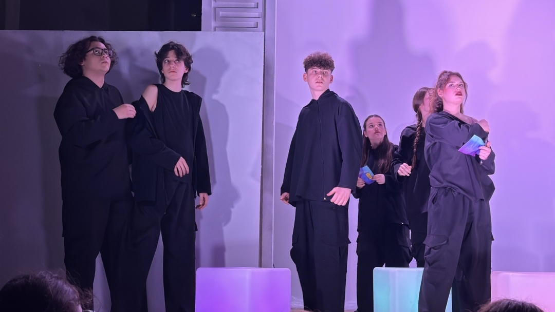 Спектакълът „Осмият цвят“ постави темите за насилието и за силата на доброто