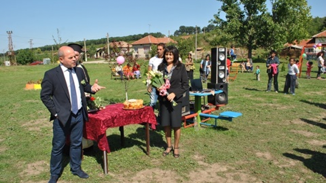 Пламен Стоилов и Венета Недева откриха спортна и детска площадка в Хотанца