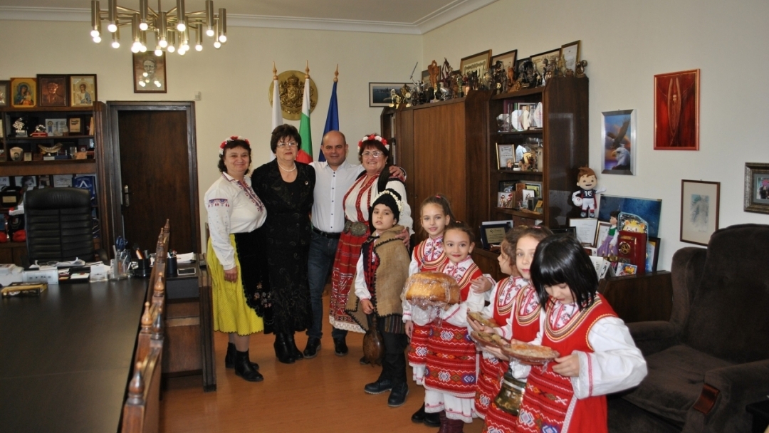 Първи коледарчета поздравиха кмета Пламен Стоилов