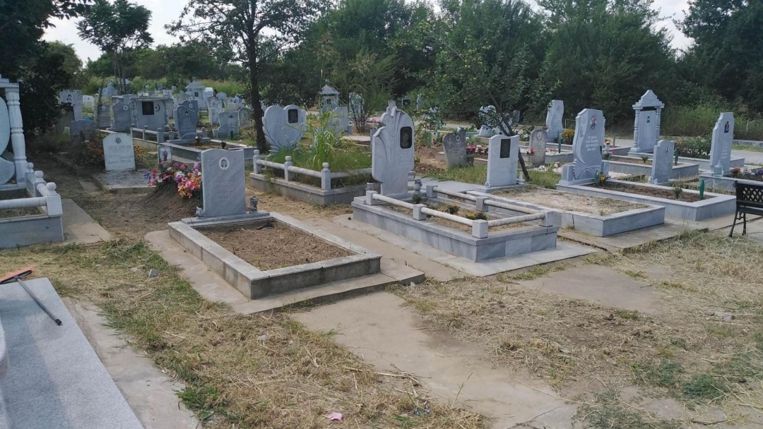 Продължава почистването на гробищни паркове "Басарбово“ и „Чародейка“