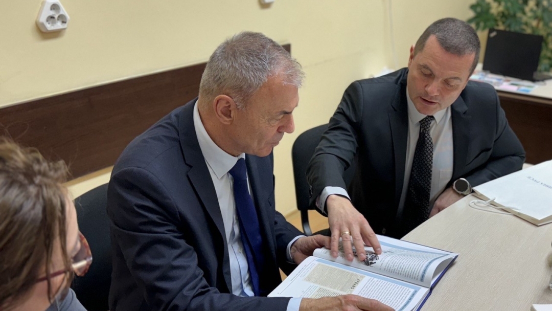 Ученици от ПГИУ „Елиас Канети“ представиха иновативни бизнес идеи пред министъра на образованието и кмета на Русе