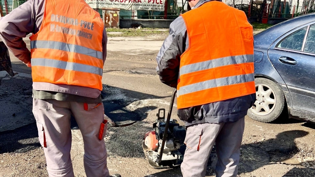 Продължават ремонтните дейности и почистването на улиците в Русе