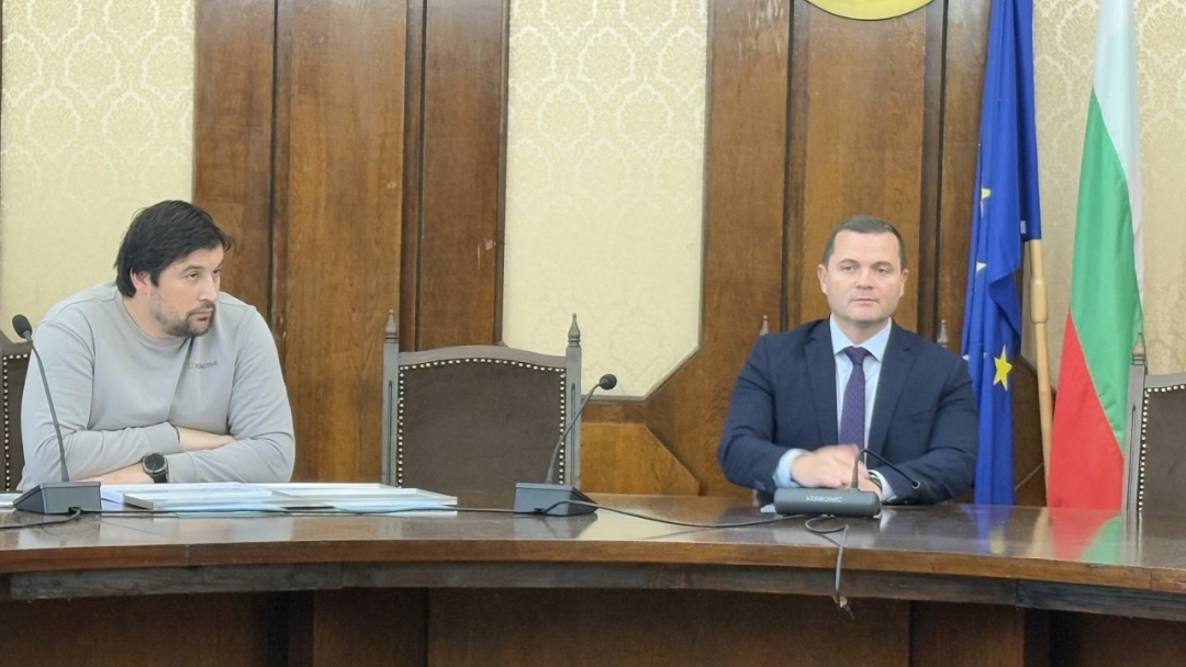 Пенчо Милков награди млади спортисти за високите им постижения в международни състезания