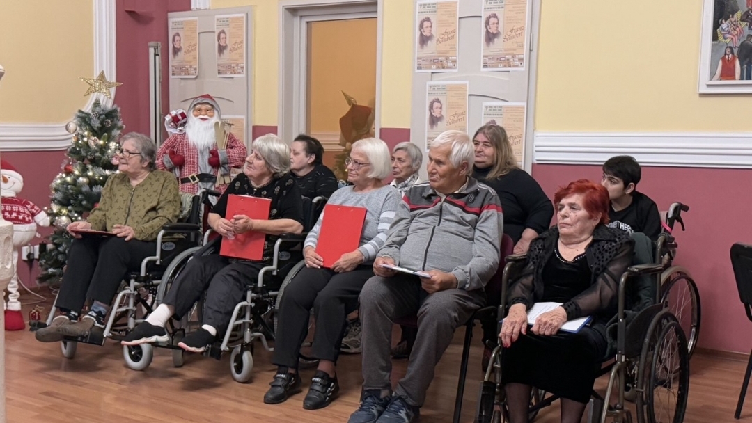 Коледен концерт зарадва възрастните хора от Дом „Милосърдие“