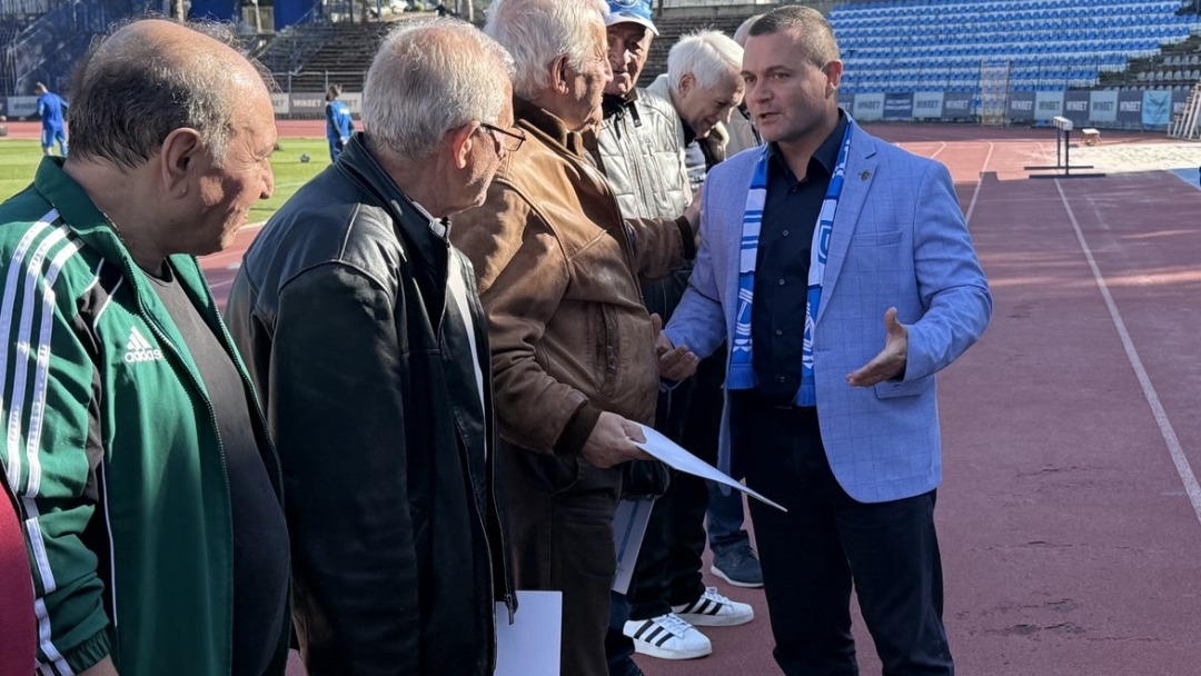 Mayor Pencho Milkov honored the legends of Ruse football who defeated the Roma team 50 years ago