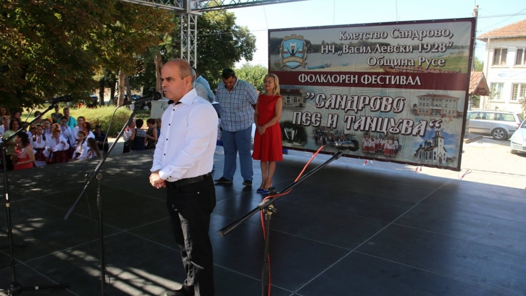 Кметът на Община Русе откри Фолклорния фестивал "Сандрово пее и танцува"