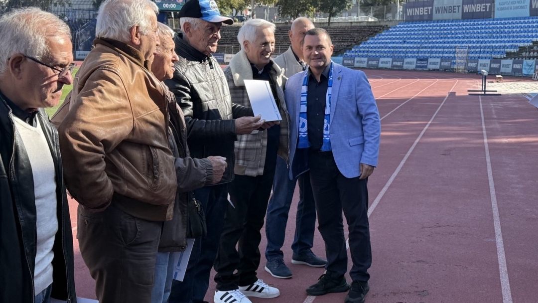 Mayor Pencho Milkov honored the legends of Ruse football who defeated the Roma team 50 years ago