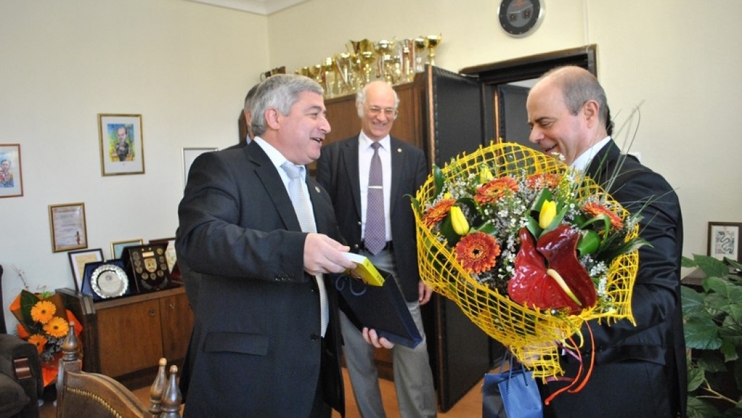 Златна рибка и шерифска значка за рождения ден на кмета Пламен Стоилов 