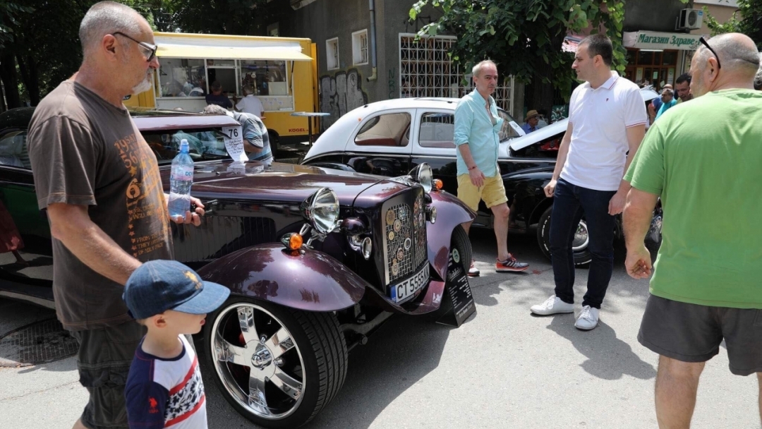 Зам.-кметът д-р Страхил Карапчански откри четвъртото издание на Парад на ретро автомобили в Русе