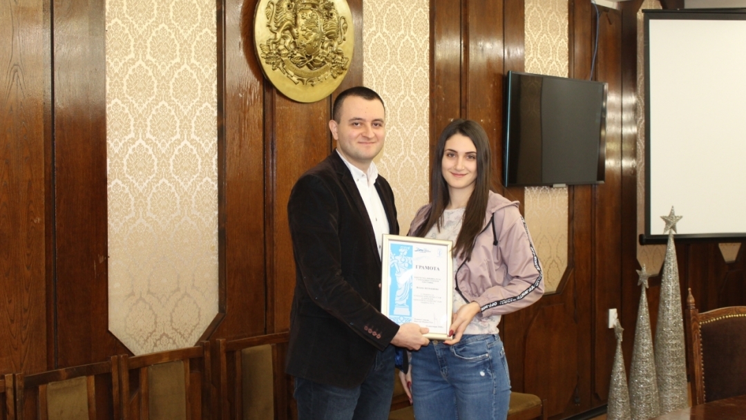 Зам.-кметът д-р Страхил Карапчански връчи сертификати на студенти за успешно проведен стаж в Община Русе