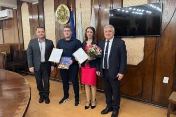 Цветелина Стефанова  и Серкан Садулов са „Студенти на годината“ на Община Русе