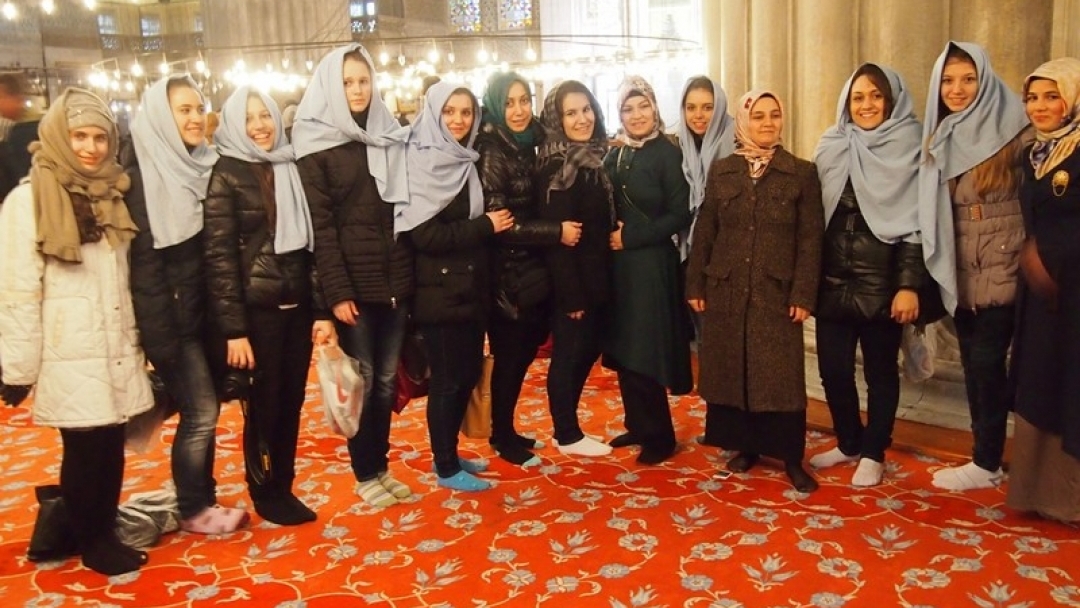 Фолклорна танцова студия „Зора“ откри Международен фестивал в Истанбул