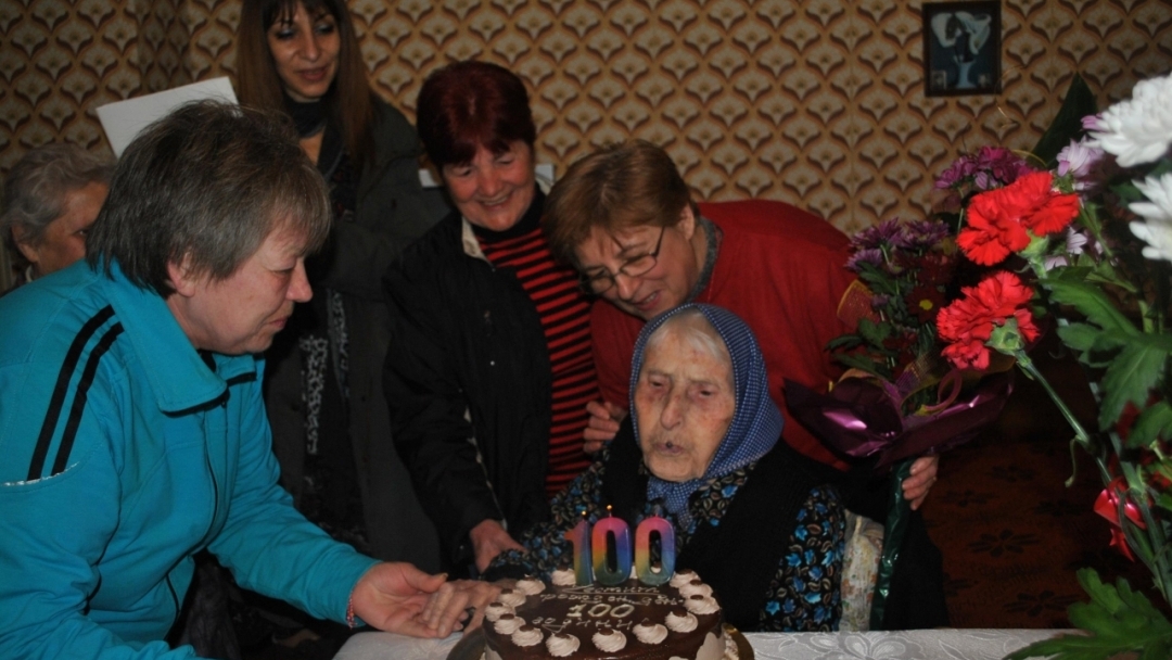 Кметът Пламен Стоилов поздрави столетница от Русе