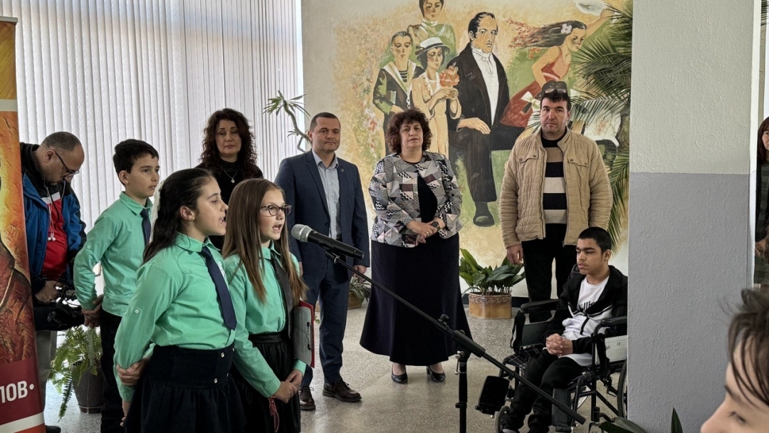 Нов външен асансьор осигурява достъпна среда в ОУ „Васил Априлов“ в Русе