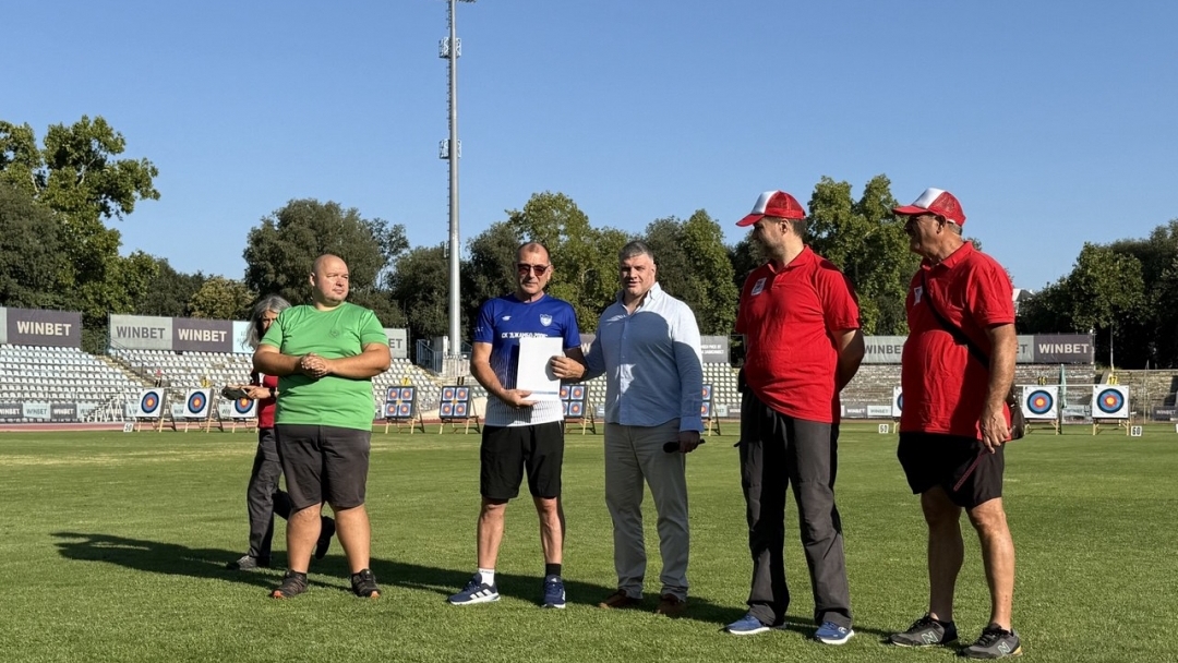 Стрелци от 13 до 70 години се състезават в турнира "Дунавски стрели"