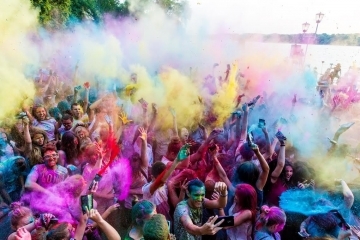 Русе избухва в дъга от музика и цветове