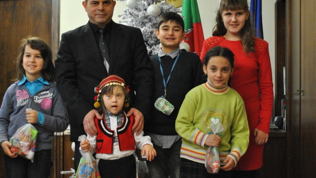 Деца от ресурсния център поздравиха кмета Пламен Стоилов за предстоящите празници 