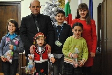 Деца от ресурсния център поздравиха кмета Пламен Стоилов за предстоящите празници 
