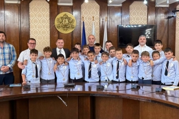 Златните момчета от ХК „Мартен 67“ с награди от Пенчо Милков за шампионската титла