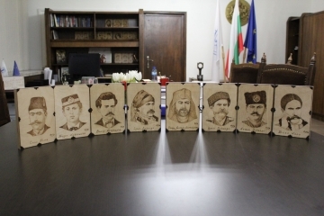 Още 8 пирографии с български възрожденци дари русенецът Николай Николов