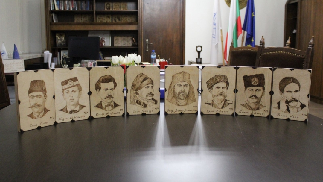 Още 8 пирографии с български възрожденци дари русенецът Николай Николов
