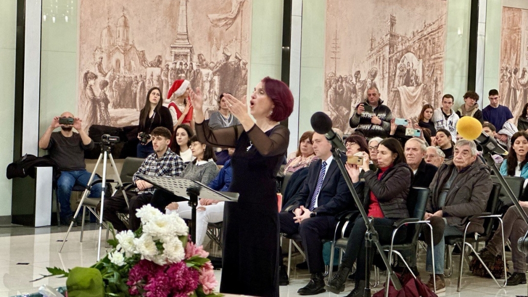 The "Danube Waves" Children's and Girls' Choir presented its traditional Christmas concert in the Dokhodno zdanie