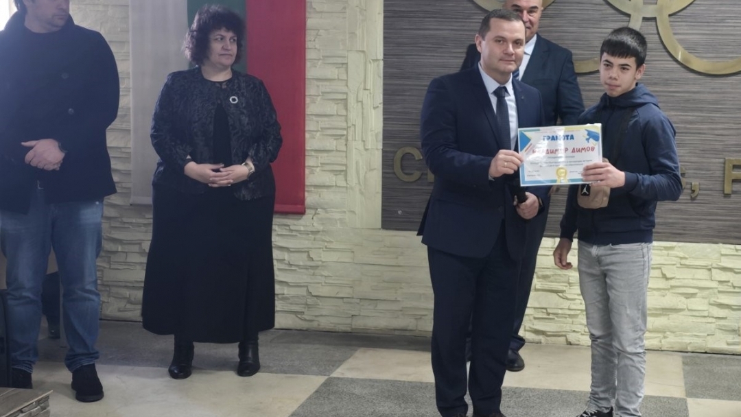 Кметът Пенчо Милков награди отличници от Спортното училище на патронния им празник