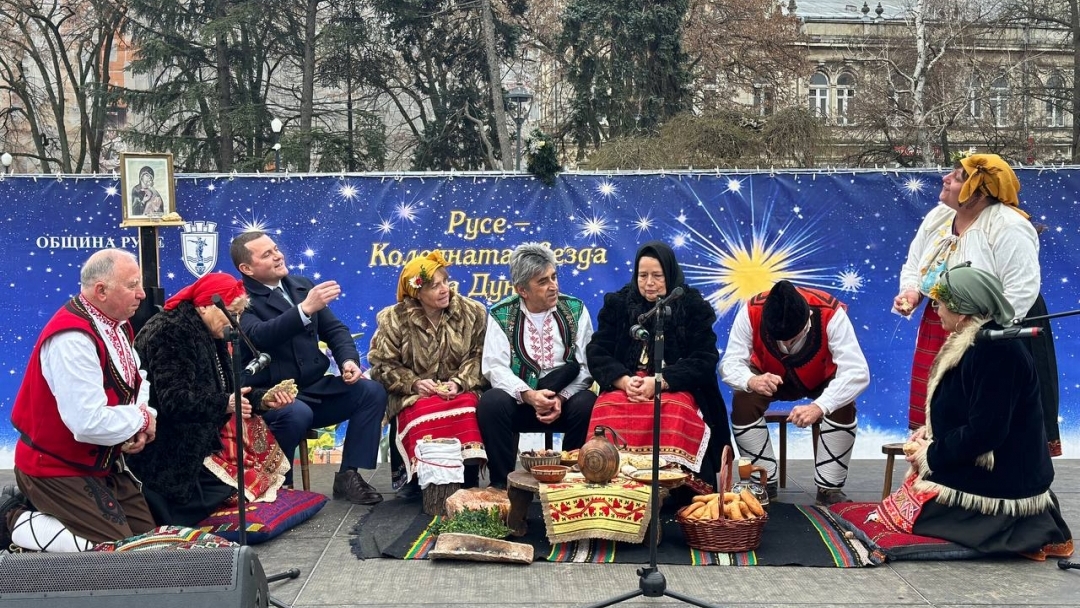  Кметът Пенчо Милков и коледарите благословиха Русе за здрава и успешна година