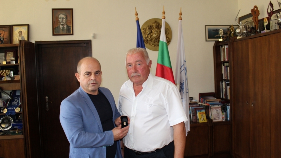 Кметът Пламен Стоилов връчи златна значка "Русе" на председателя на Областния съвет на Българския футболен съюз - Димитър Димитров