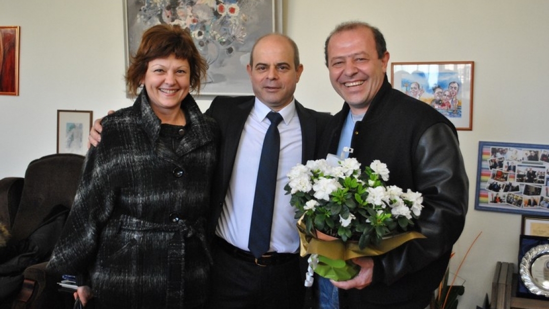 Златна рибка и шерифска значка за рождения ден на кмета Пламен Стоилов 