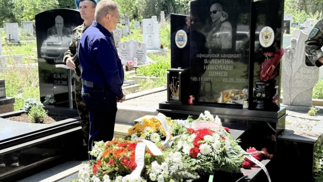 Пет военни залпа отбелязаха 20-годишнината от гибелта на офицерски кандидат Валентин Донев в Ирак