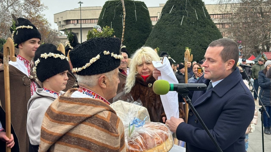  Кметът Пенчо Милков и коледарите благословиха Русе за здрава и успешна година