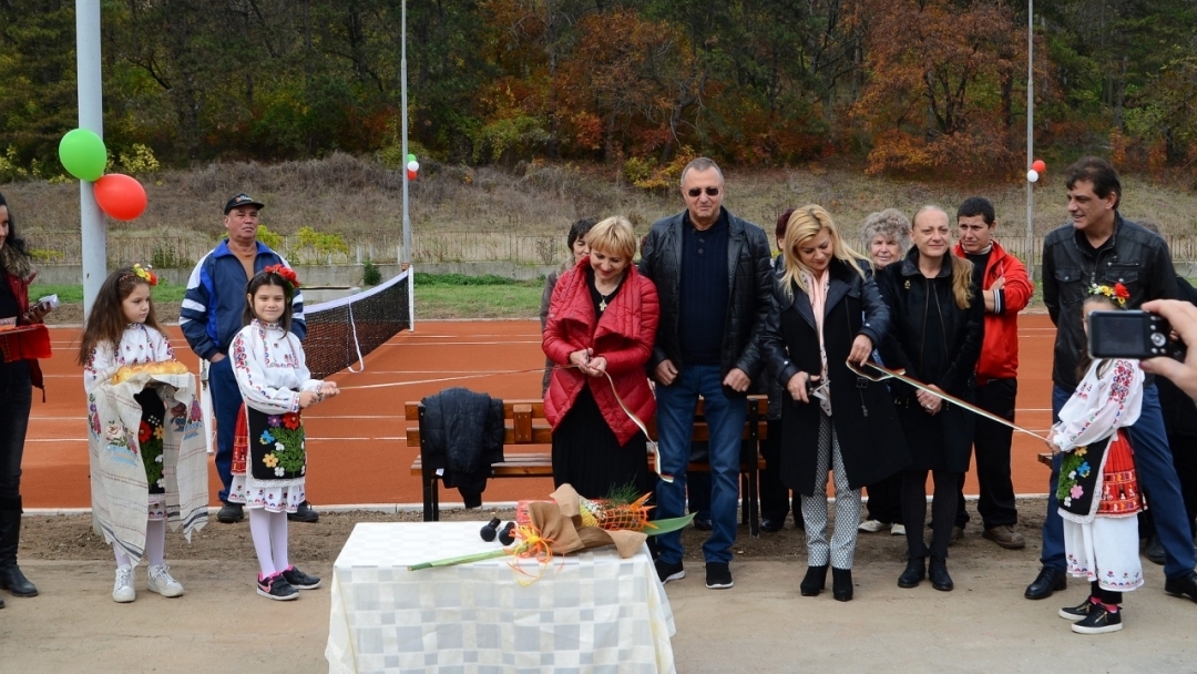 Зам.-кметът Наталия Кръстева присъства на откриването на две спортни площадки в с. Николово
