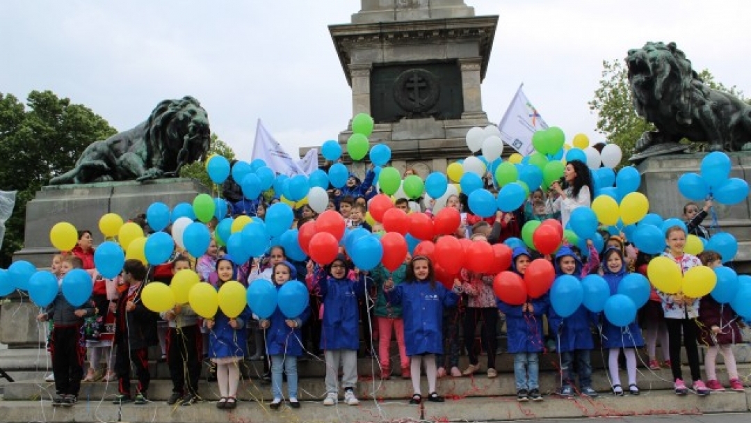 Евромозайка „10 години в звездния кръг на Европа“ украси днес Паметника на Свободата с участието на 120 деца