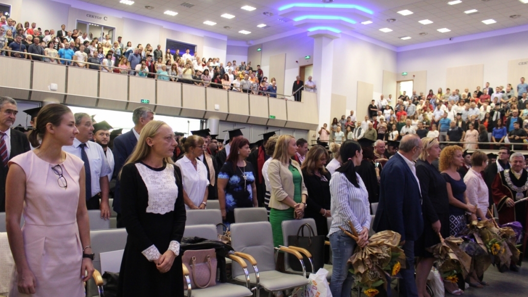 С тържествена церемония випуск 2018 на Русенския университет получи дипломите си