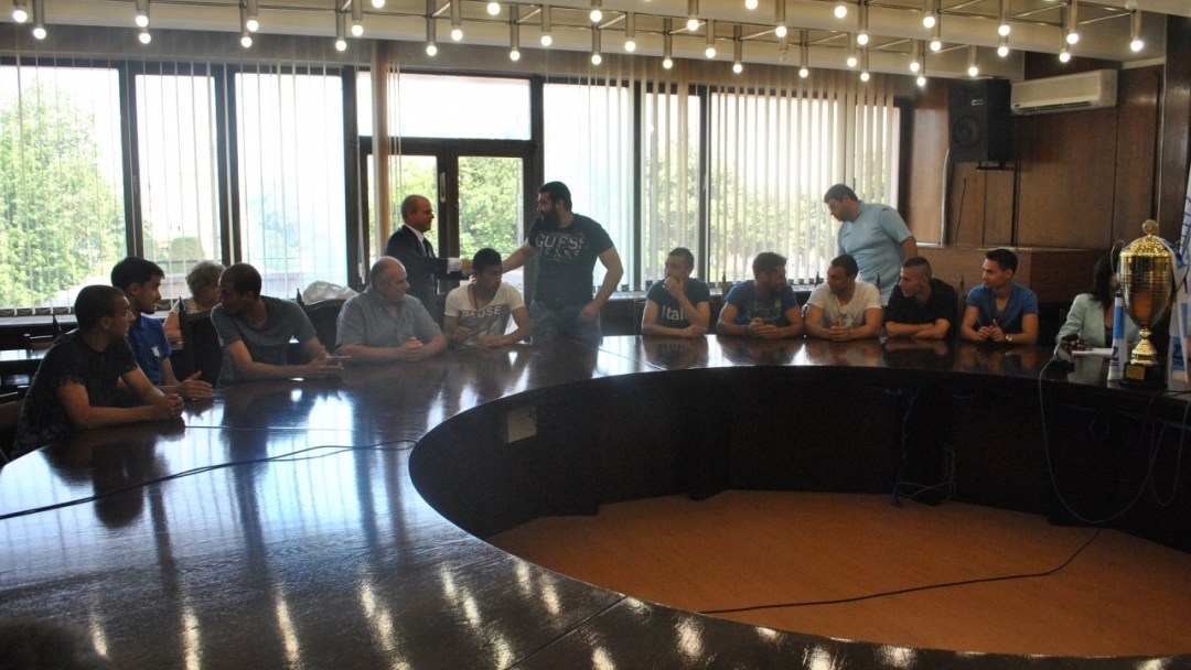 Кметът Пламен Стоилов награди футболистите от ФК „Дунав“