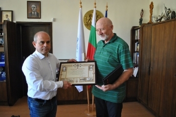 Почетна грамота за кмета Пламен Стоилов от БЧК