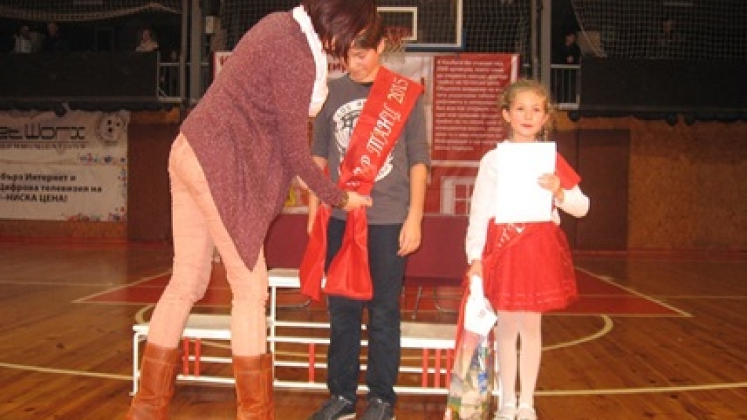 9-годишната Александра Николова и 13-годишният Ивайло Велев грабнаха титлата Мис и Мистър танц от традиционното коледно надиграване в зала „Дунав“