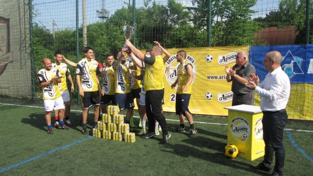 кметът Пламен Стоилов награди отбора на 'Мечките - Булмаркет', който е тазгодишният победител в първия регионален финал от шестото издание на 'Ариана Аматьорска лига' в Русе