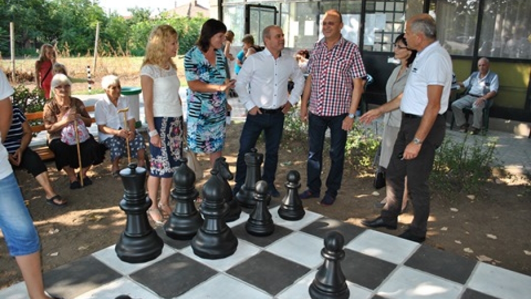 Кметът Пламен Стоилов и зам.-министър Георги Костов откриха спортна и детска площадка в Тетово