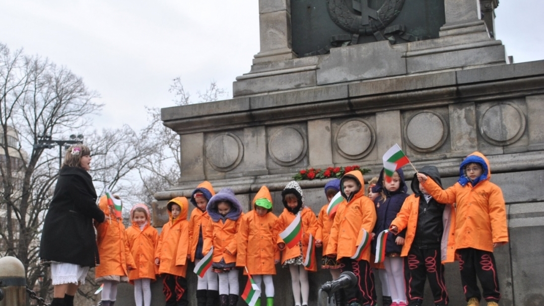 "Аз съм българче" рецитираха 139 деца, родители и педагози пред Паметника на свободата