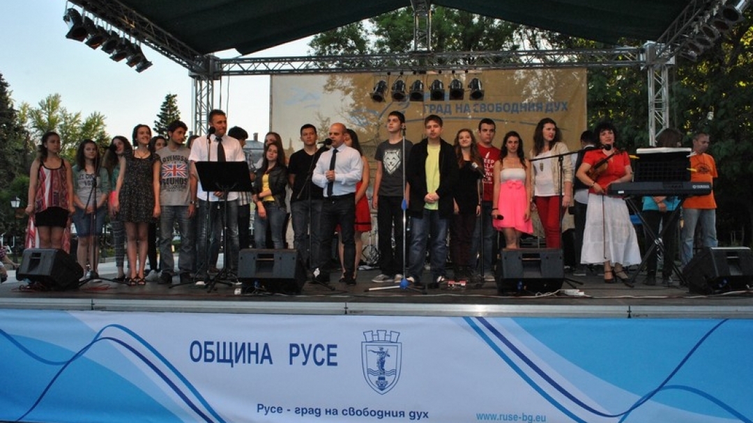 Кметът Пламен Стоилов връчи Награда за иновации на преподавател по информатика