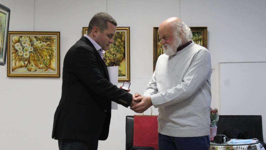 Художникът Хрисанд Хрисандов бе удостоен със златна значка за дългогодишния принос към културния и образователния живот в Русе