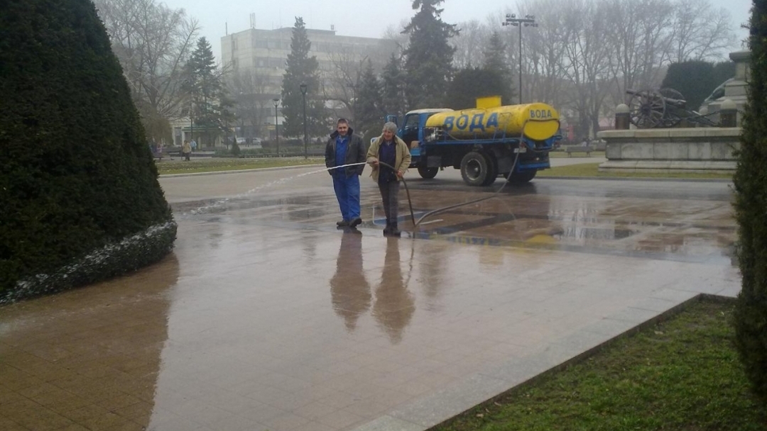 Мият улиците на Русе след снеготопенето